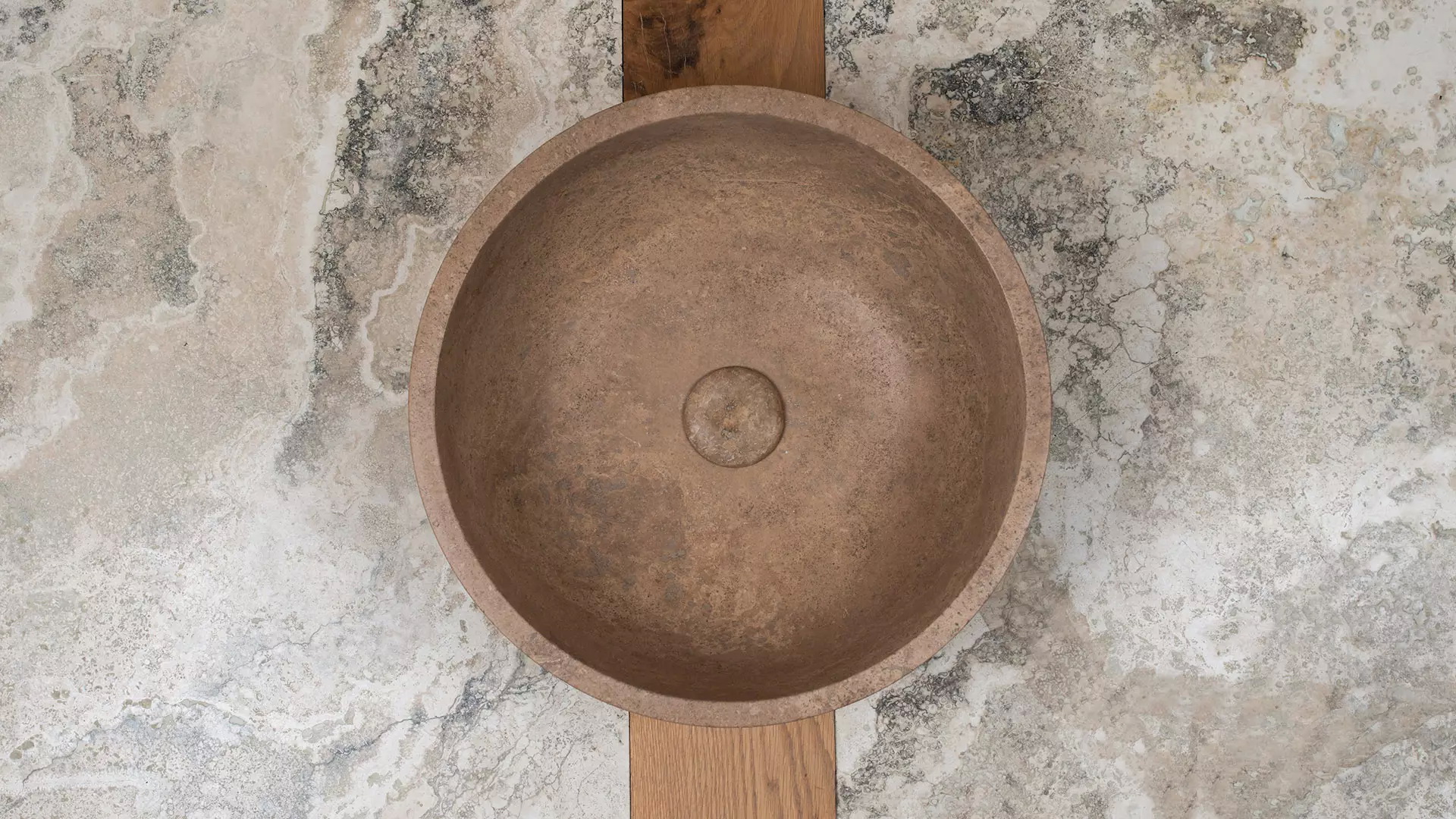 Round travertine washbasin “Ball Scuro”